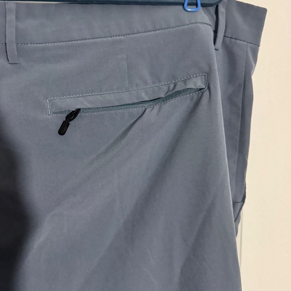 Old Navy Men's Dark Navy Flat-Front Performance Shorts - Picture 4 of 5